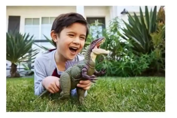 Niño jugando con dinosaurio