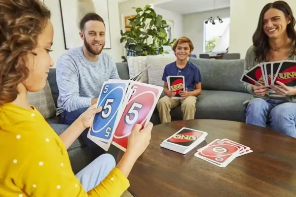 Familia jugando UNO Gigante